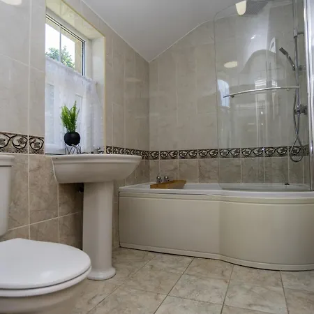 بيت للعطل Bridge House Hot Tub Retreat - *